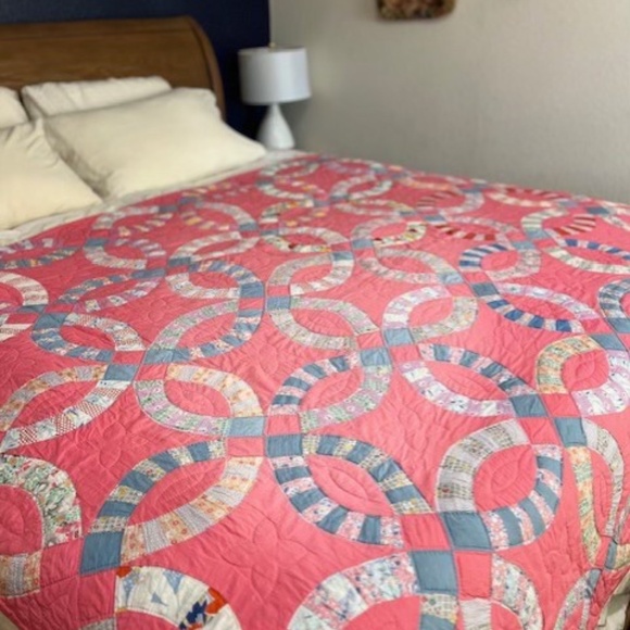 Vintage Pink Double Wedding Ring Quilt - Picture 3 of 7